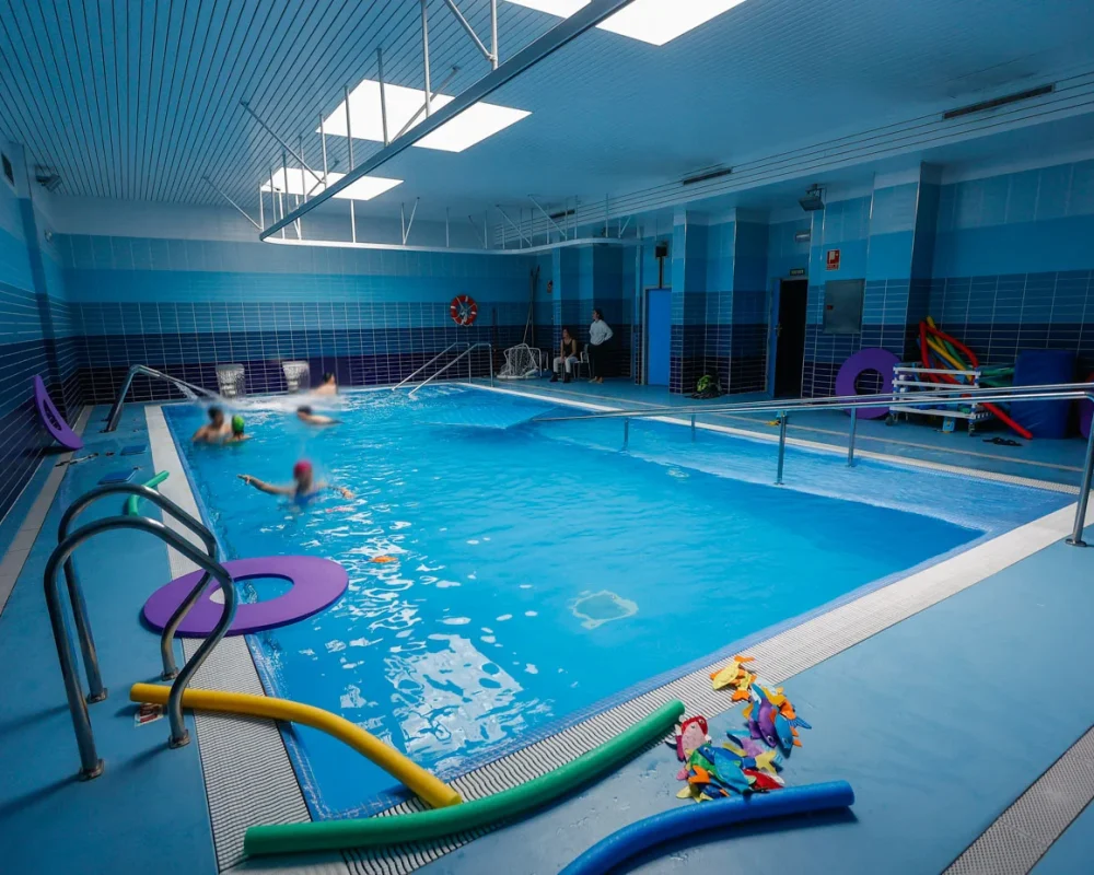 Diversión en la piscina de la Fundación Asilo de Torrelavega